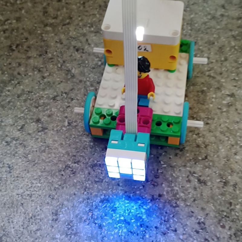 jaskiniowy samochód LEGO SPIKE Essential