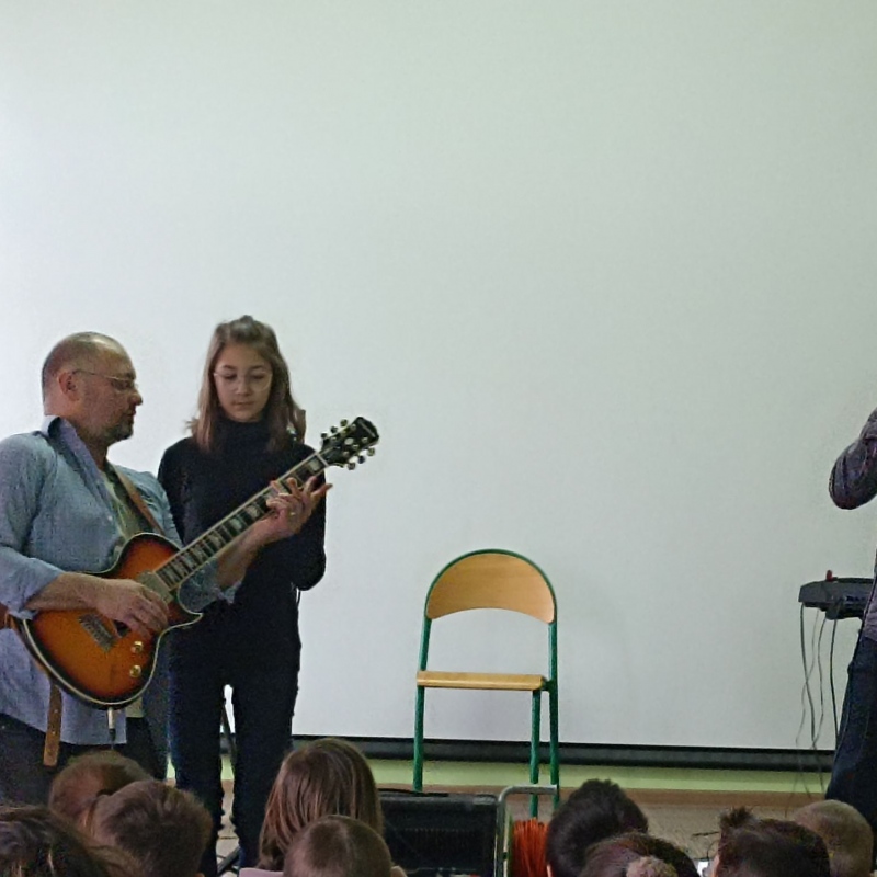 Uczennica przy prezentacji gitary