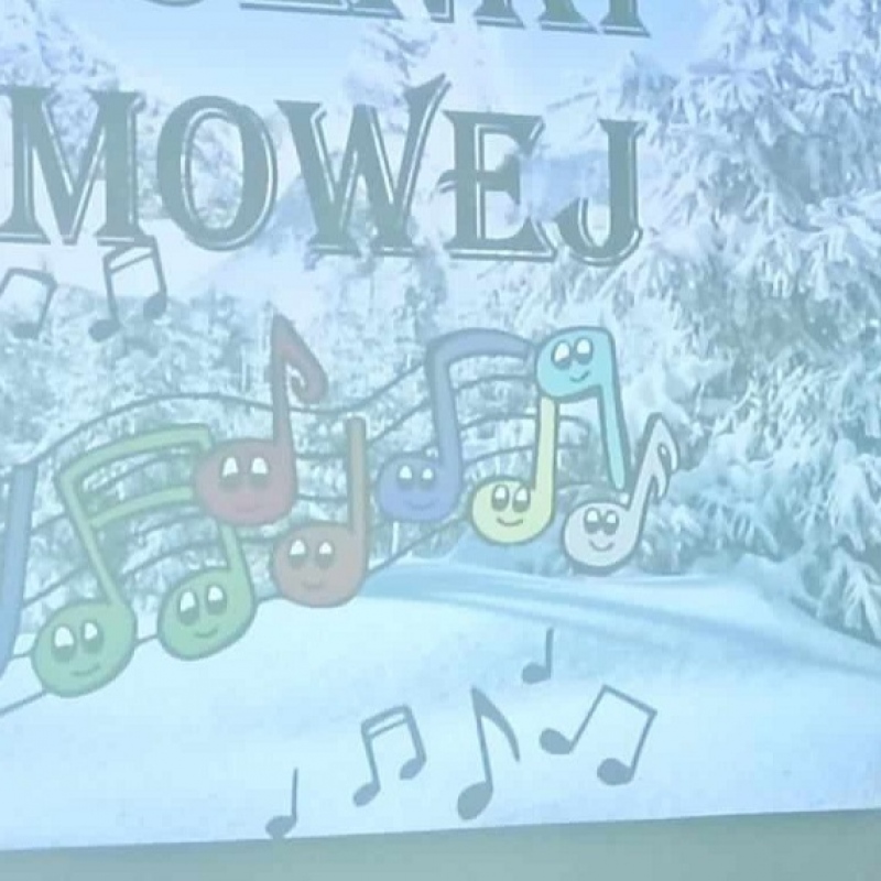 Uczennica śpiewa piosenkę Pada śnieg