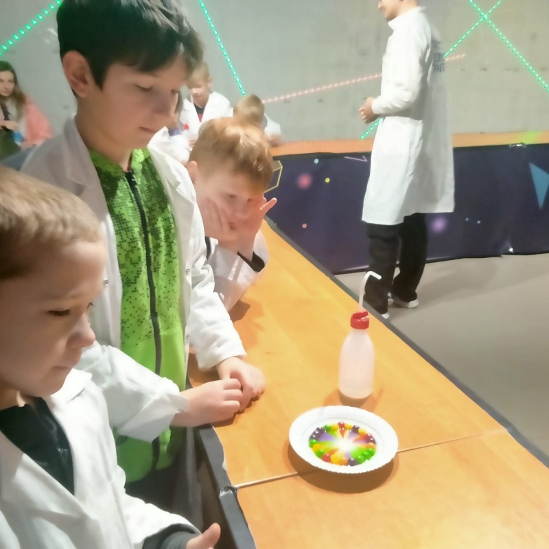 Uczniowie klasy 2 b w trakcie wykonywania eksperymentów