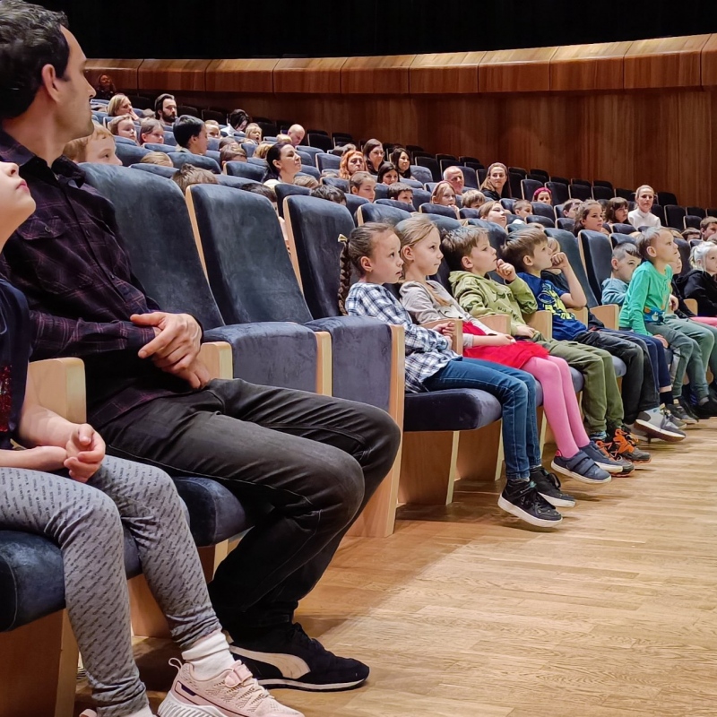 Uczniowie na widowni Cavatina Hall