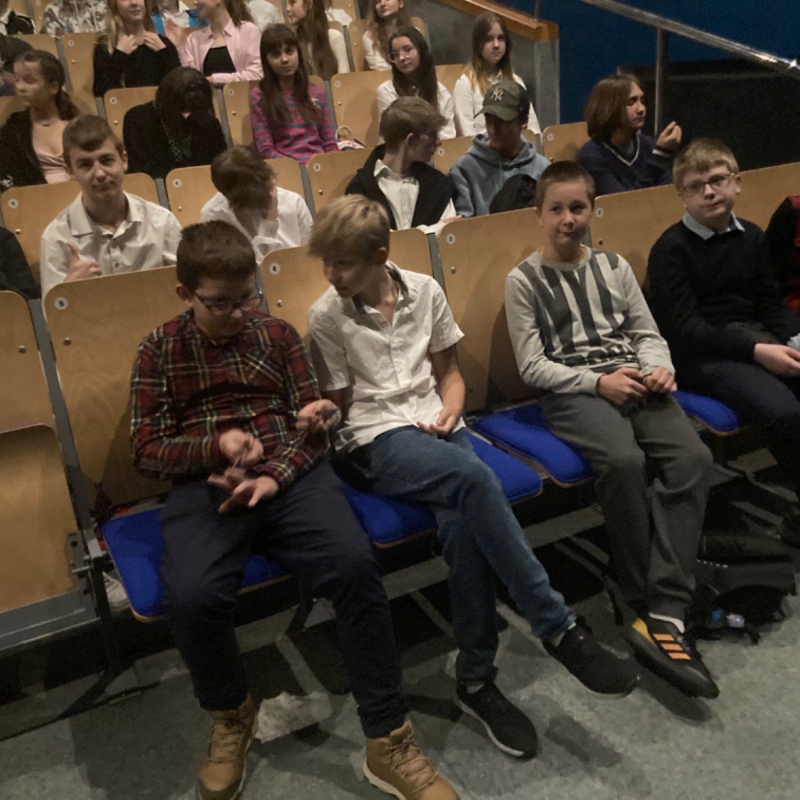Uczniowie podczas wyjazdu do teatru