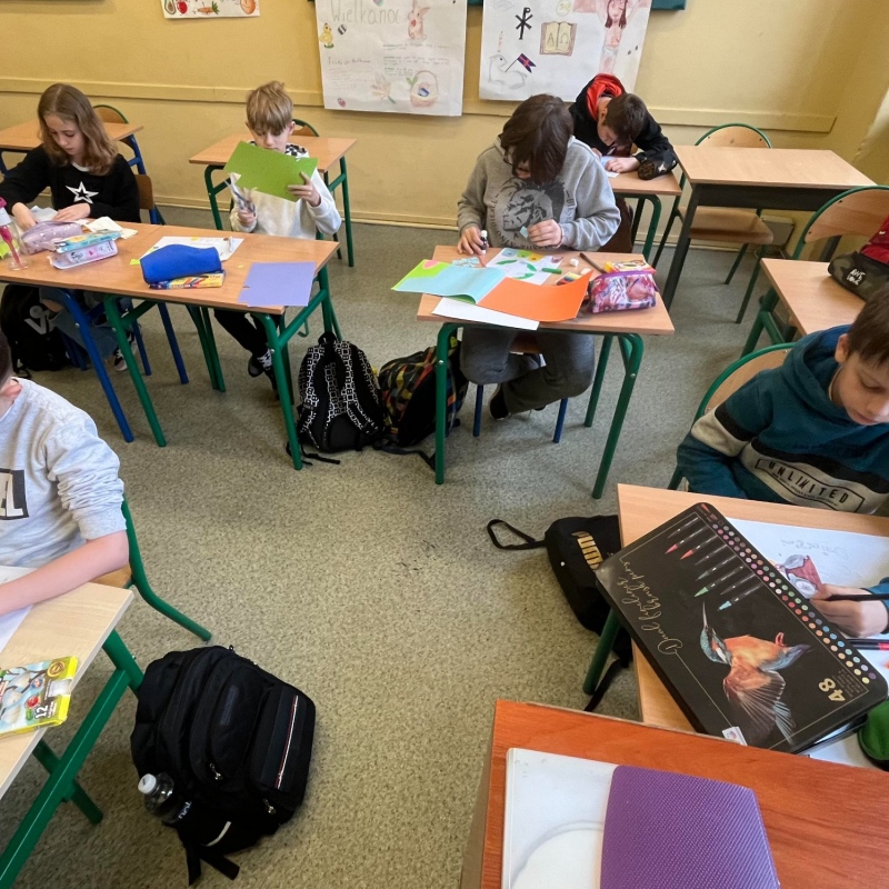 Akcja plastyczna - plakat z okazji Dnia Ziemi klasa 5b