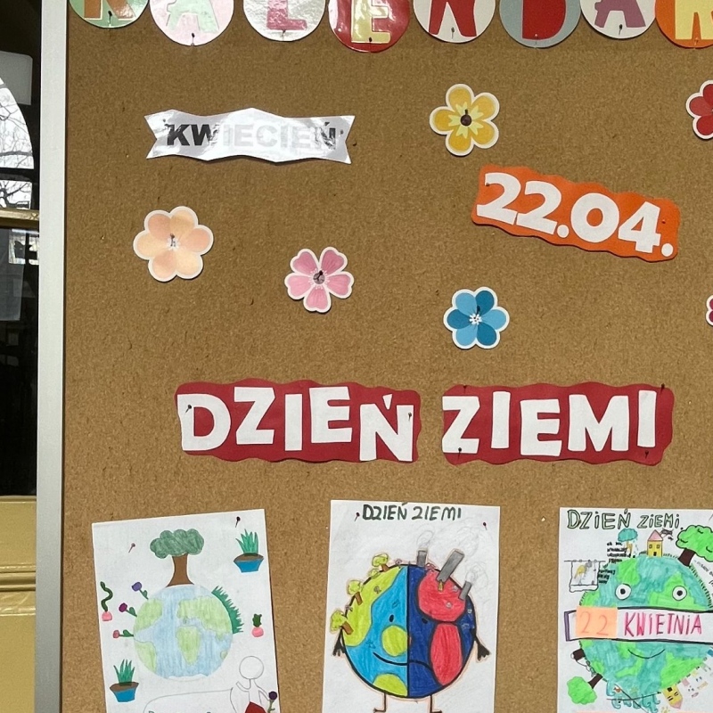 Gazetka o Dniu Ziemi i prace uczniów z klas 4-7