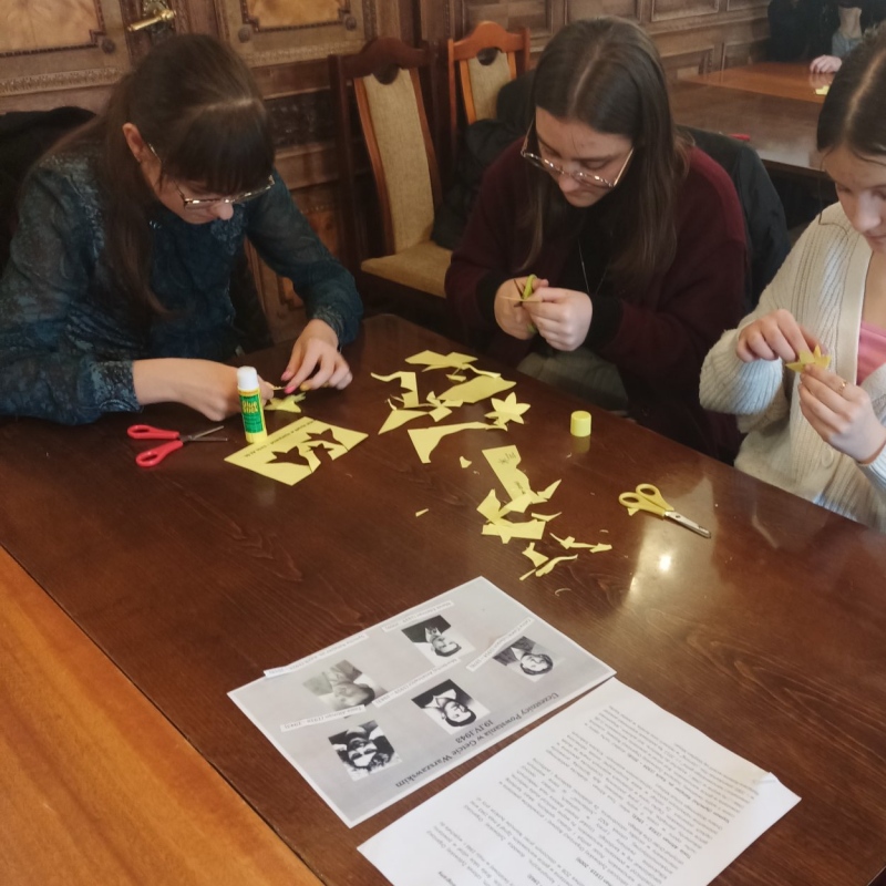 Uczniowie podczas zajęć w Wojewódzkiej Bibliotece Pedagogicznej