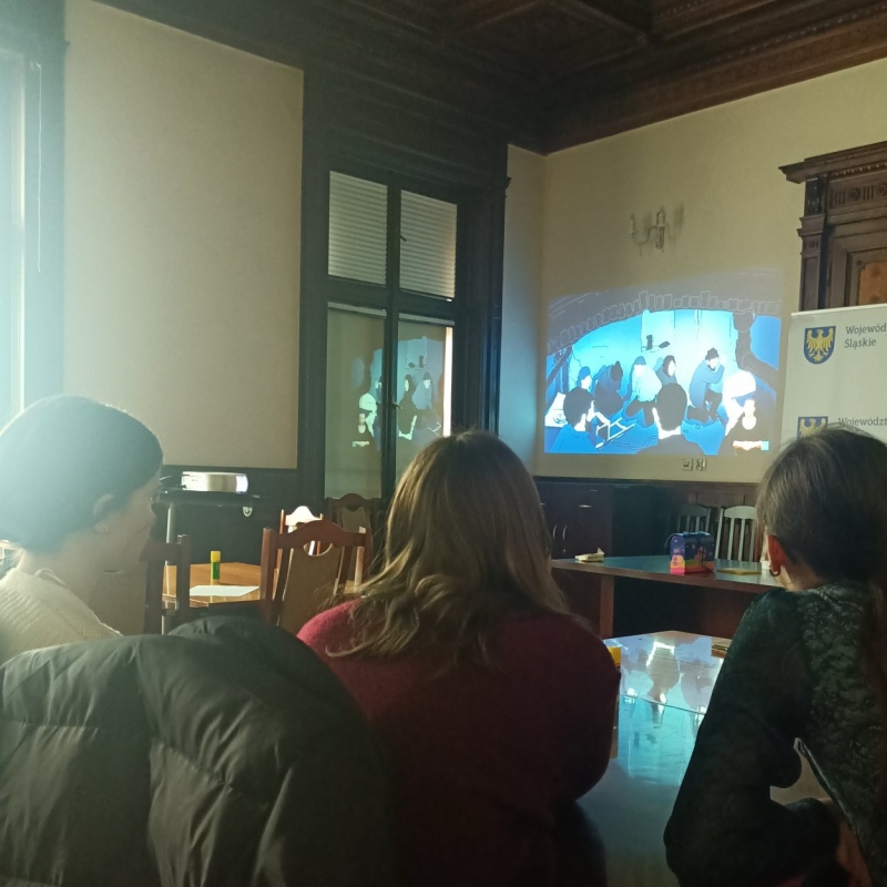 Uczniowie podczas zajęć w Wojewódzkiej Bibliotece Pedagogicznej