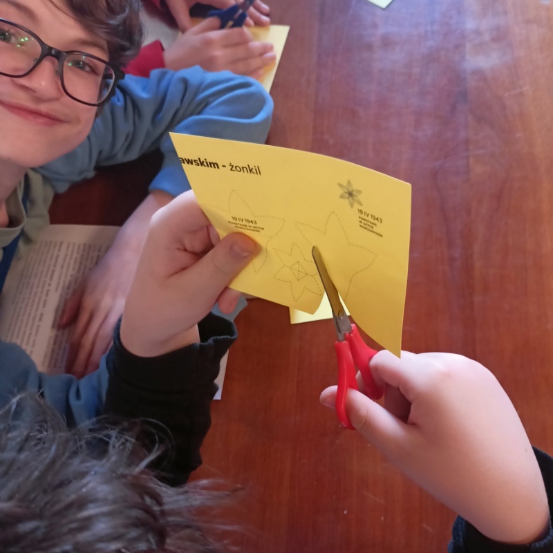 Uczniowie podczas zajęć w Wojewódzkiej Bibliotece Pedagogicznej