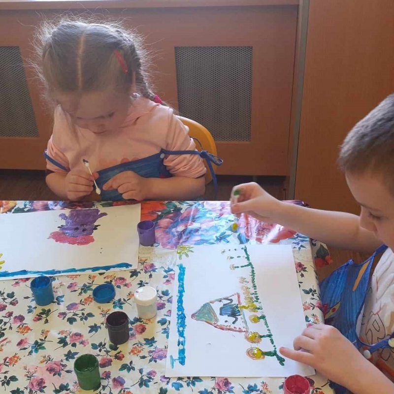Pejzaże malowane patyczkami przez dzieci z grupy zerówkowej
