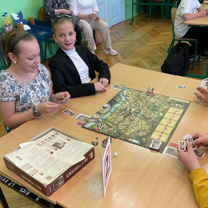 Turniej gry planszowej "Mali Powstańcy: Warszawa 1944" - uczniowie podczas gry