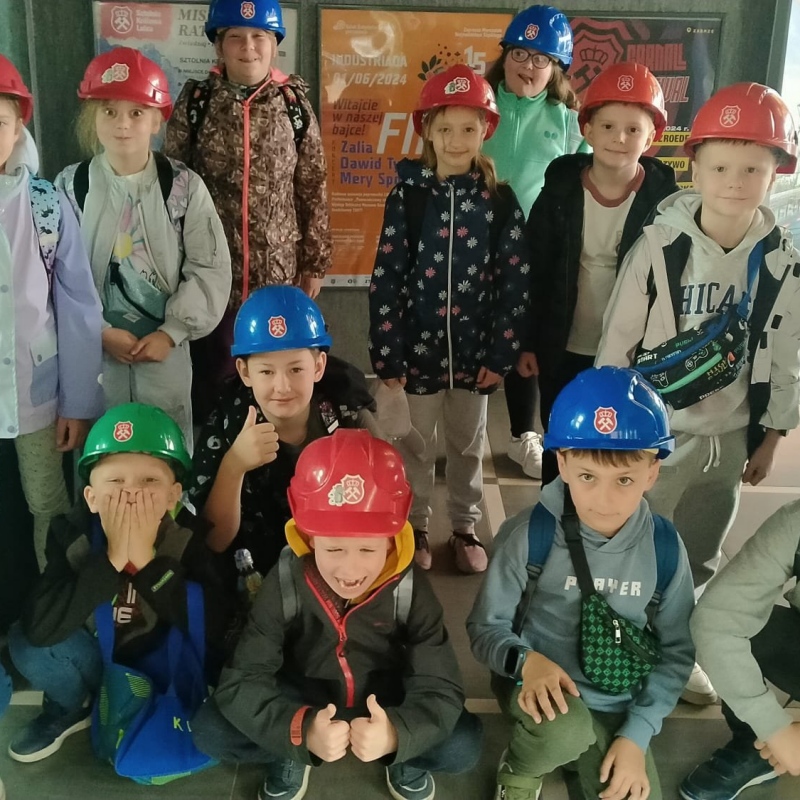 Uczniowie przygotowują się do zwiedzania Sztolni Królowa Luiza