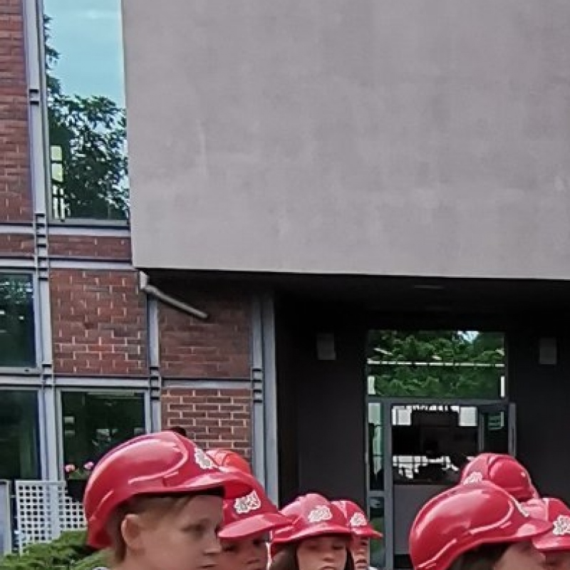 Uczniowie słuchają o historii sztolni