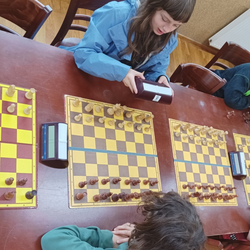 Uczniowie podczas gry w szachy