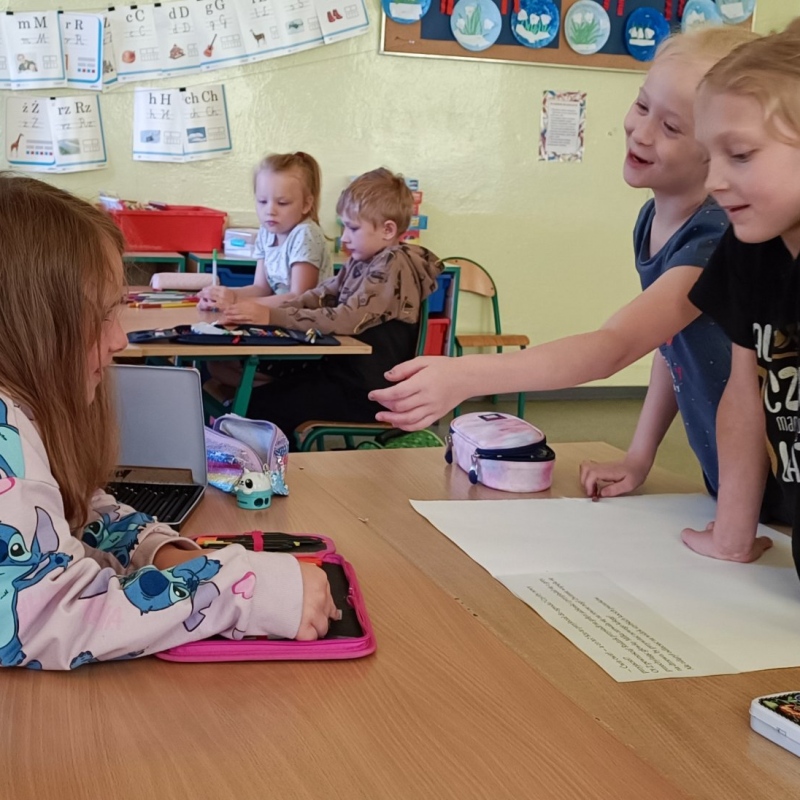 Uczniowie  pierwszej klasy w trakcie wykonywania ilustracji