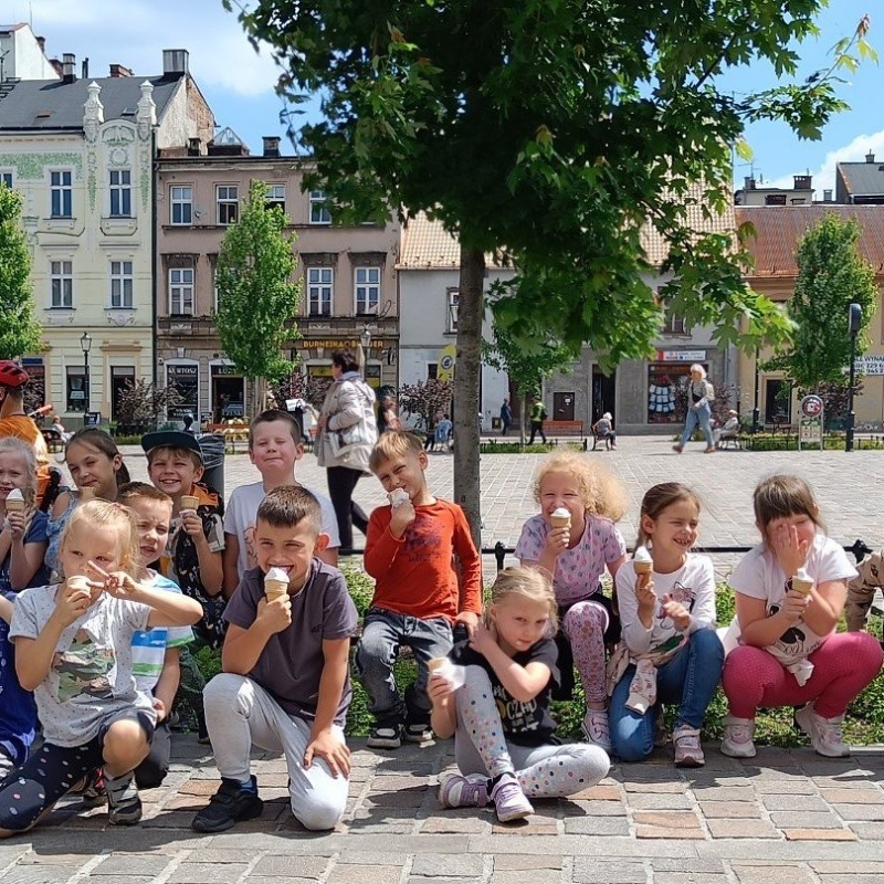 Uczniowie klasy pierwszej podczas spaceru na lody Eskimo