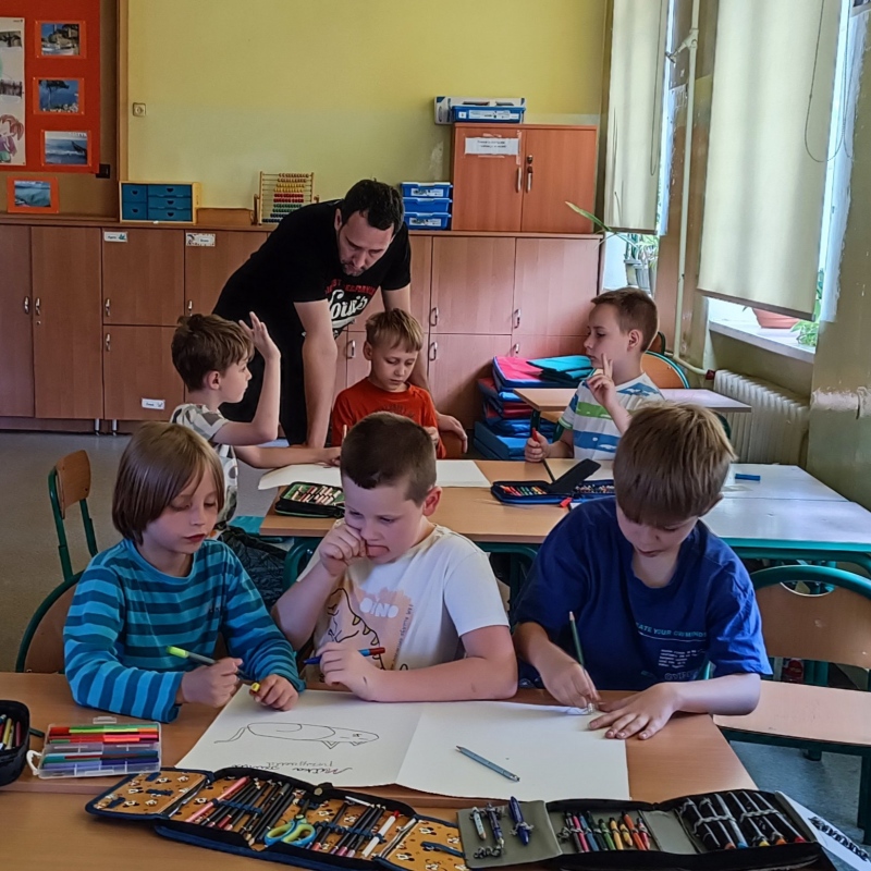 Uczniowie pierwszej  klasy w trakcie wykonywania ilustracji