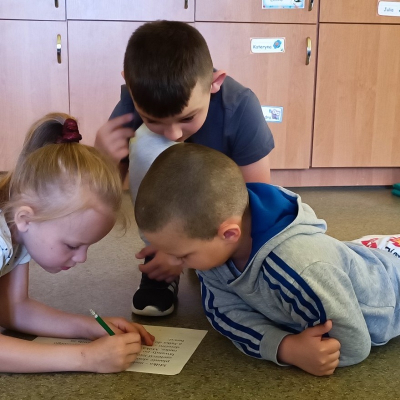 Uczniowie pierwszej klasy jako korektorzy tekstu