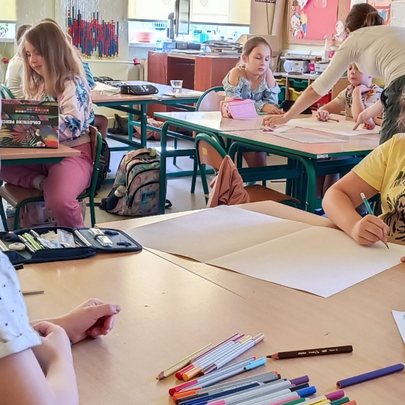 Uczniowie pierwszej klasy w trakcie wykonywania ilustracji