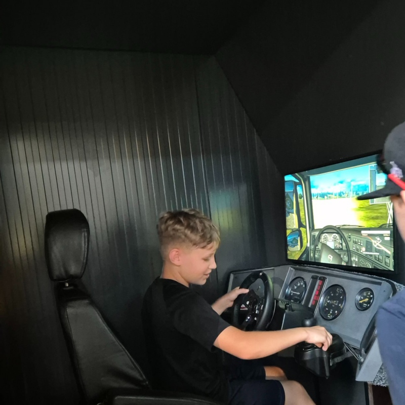 Uczeń w muzeum podczas zabawy w autobusie
