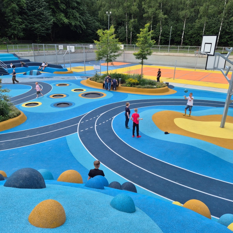 Uczniowie podczas zabawy na placu zabaw „KouPark”