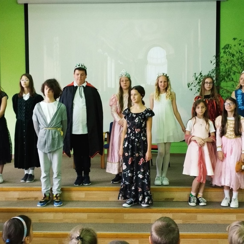 Młodzi aktorzy z klas 5 - 7 po występie