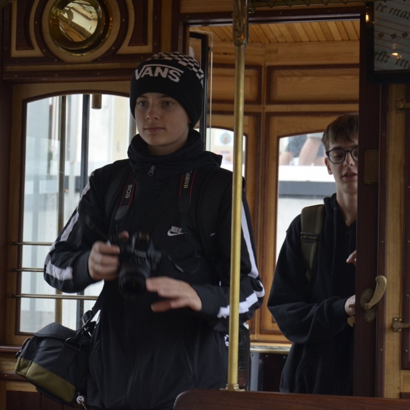 uczniowie w zabytkowym tramwaju