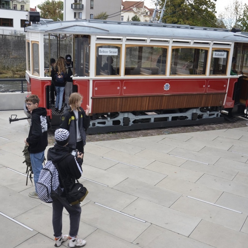 uczniowie zwiedzają muzealny tramwaj