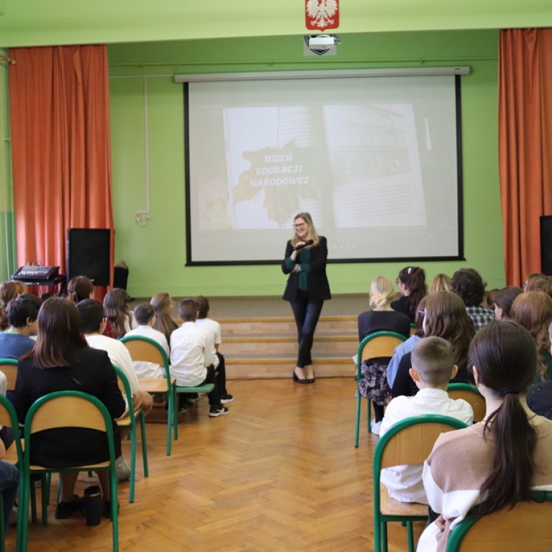 Pani Dyrektor witająca uczniów