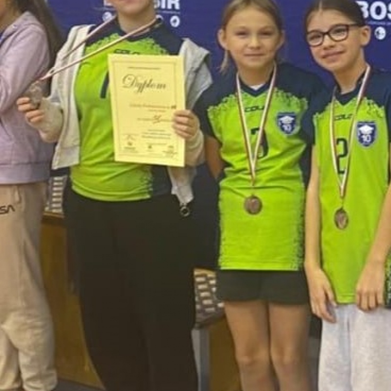 Uczennice z dyplomem i medalami