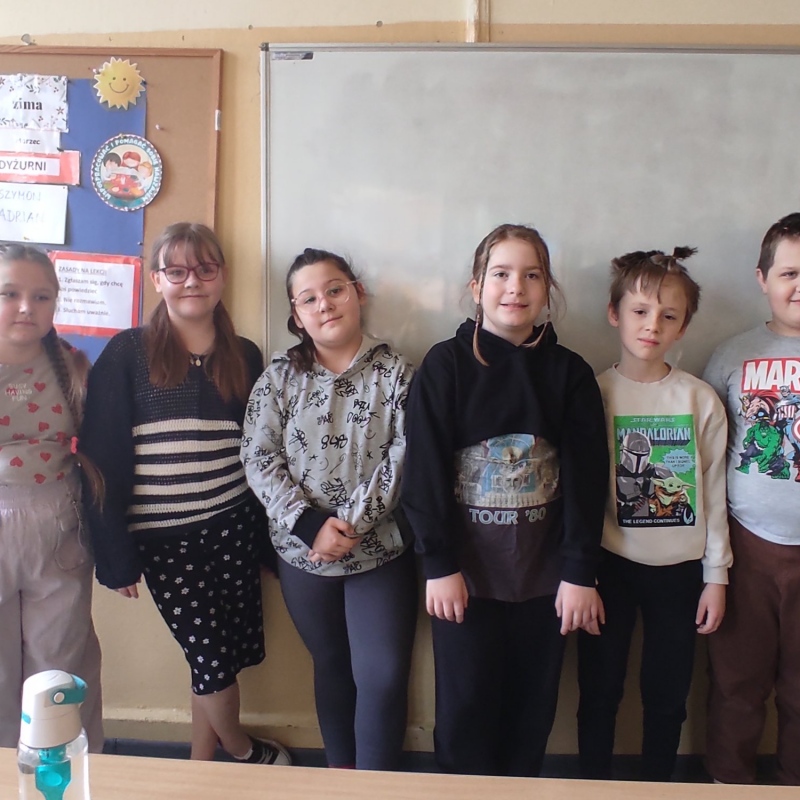 Klasa 3a dzień ciekawych fryzur i w spódnicach