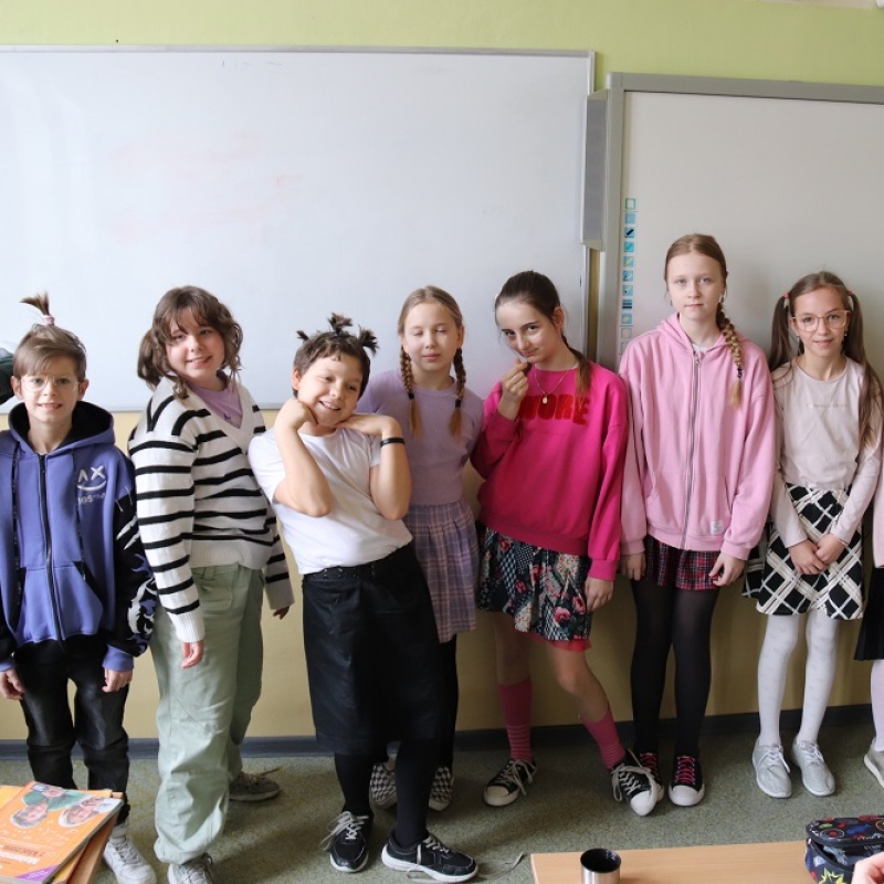 Klasa 4 dzień ciekawych fryzur i w spódnicach
