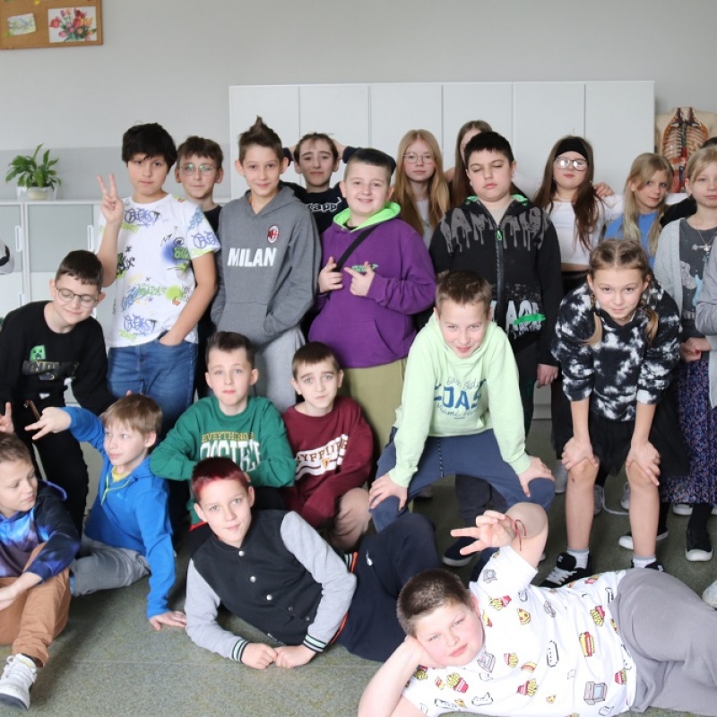 Klasa 5 dzień ciekawych fryzur i w spódnicach