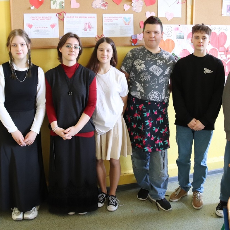 Klasa 8 dzień ciekawych fryzur i w spódnicach