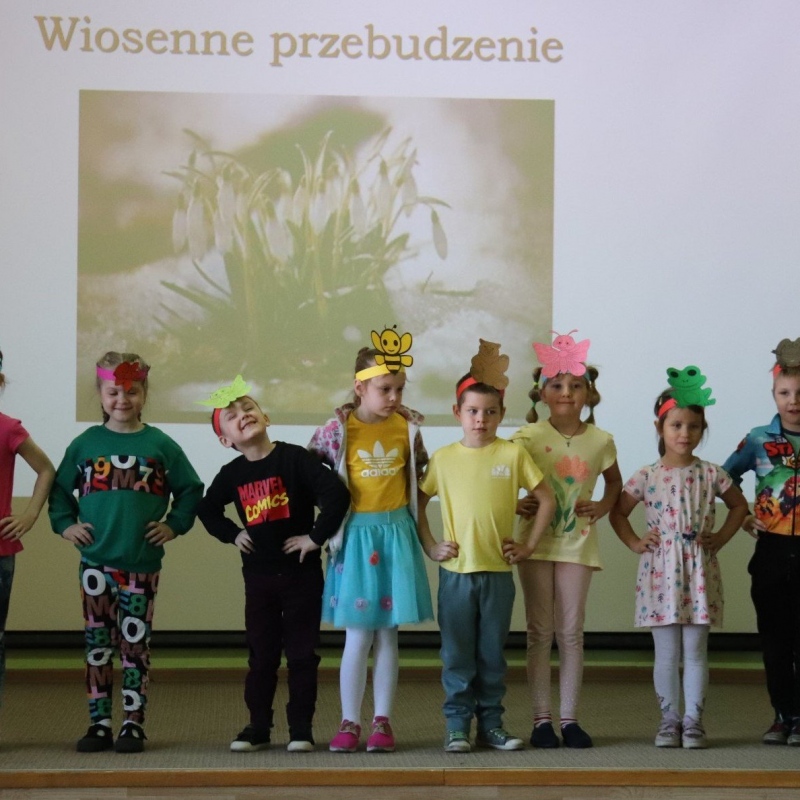 Dzieci z oddziału przedszkolnego na scenie
