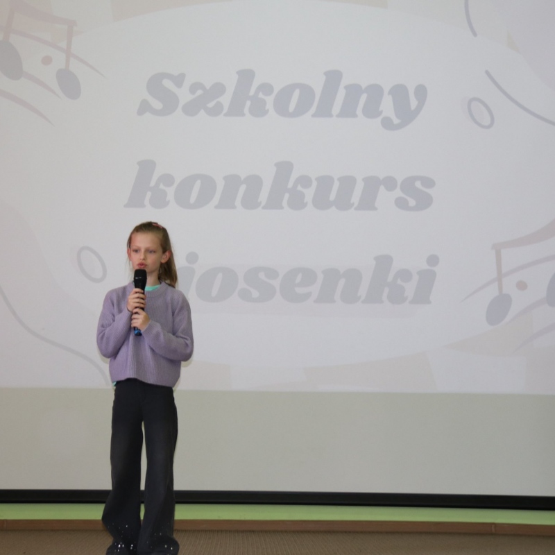 Aurelia z klasy 1a w piosence "Stokrotka"