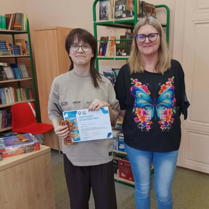Uczennica z dyplomem i Panią Dyrektor