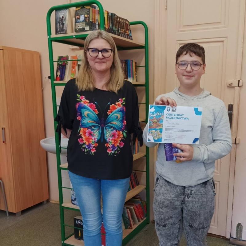 Uczeń z dyplomem i Panią Dyrektor