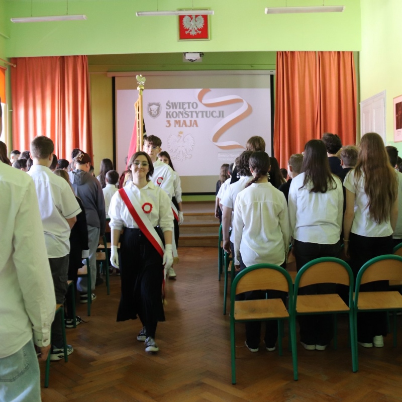 Uczniowie po odśpiewaniu hymnu stoją, sztandar wychodzi