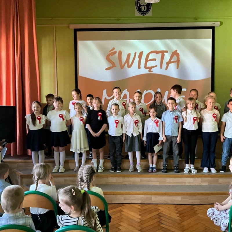 Uczniowie klasy 2 w trakcie występu