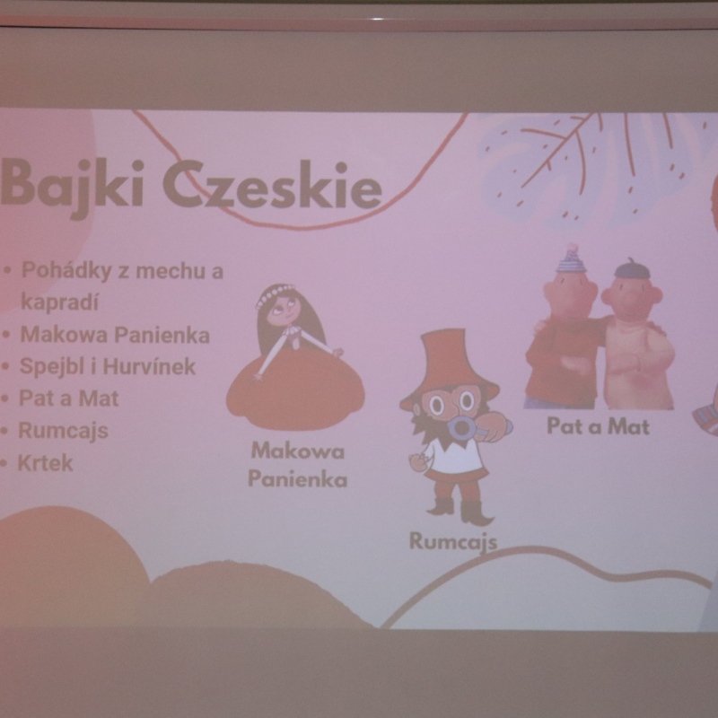 Uczennica i uczeń na scenie w tle slajd Bajki czeskie