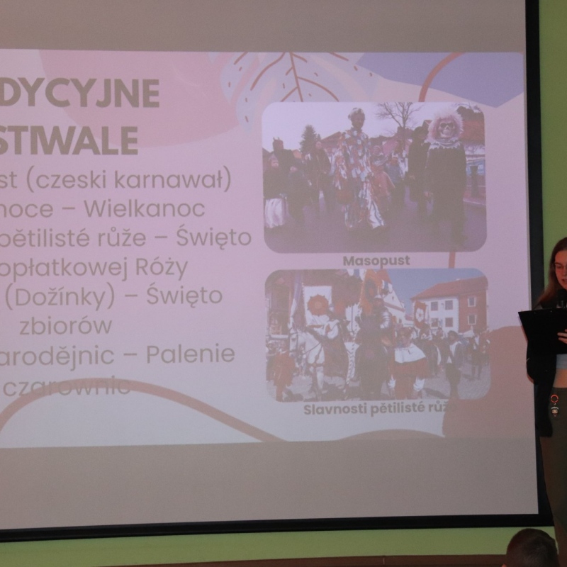 Uczennica mówi na scenie w tle wyświetlony slajd z tytułem tradycyjne festiwale