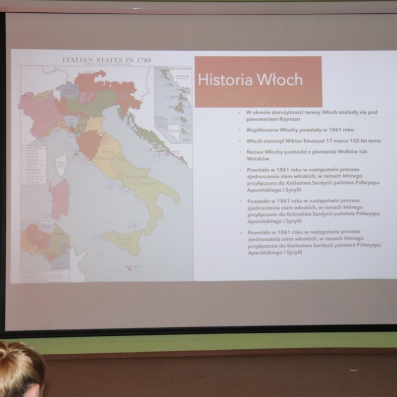 Uczennica na scenie w tle historia Włoch