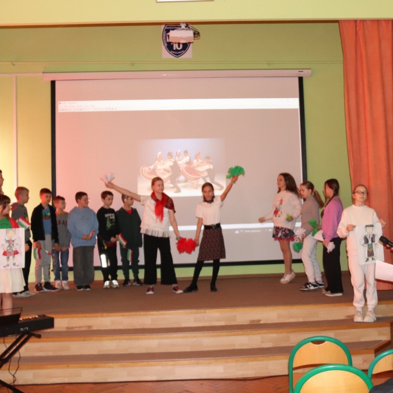 Uczniowie klasy 4 na scenie dwie uczennice tańczą