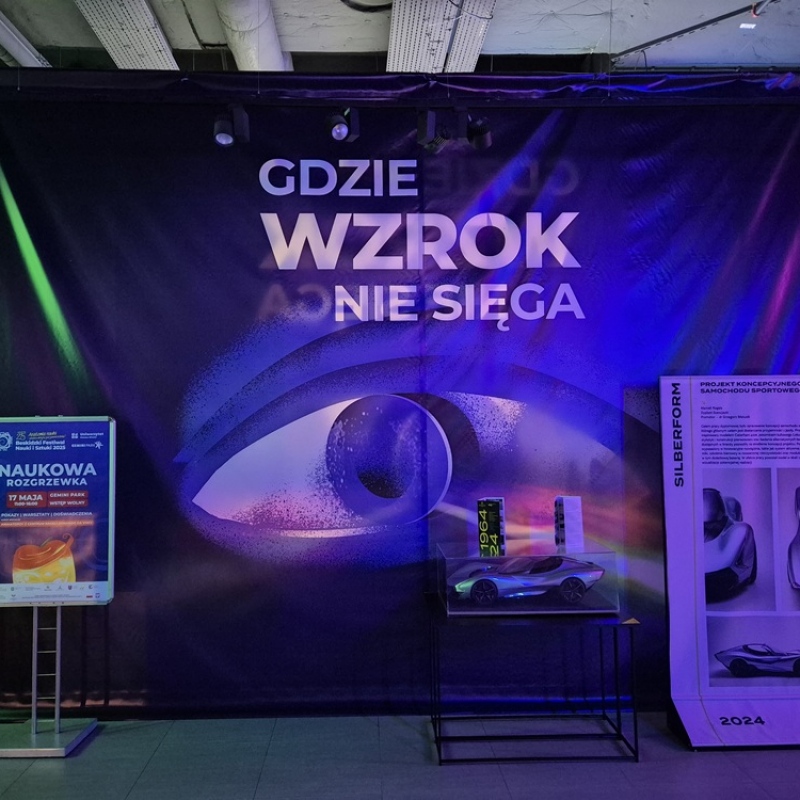 Baner wystawy Gdzie wzrok nie sięga