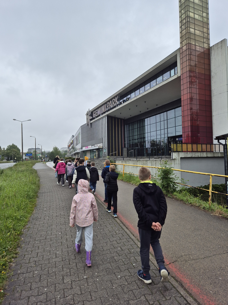 Uczniowie w drodze do CH Gemini Park na wystawę "Gdzie wzrok nie sięga"