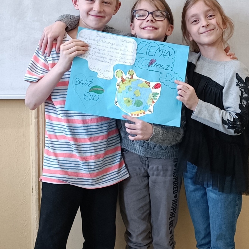 uczniowie klasy 3a prezentują swoje listy do Ziemi