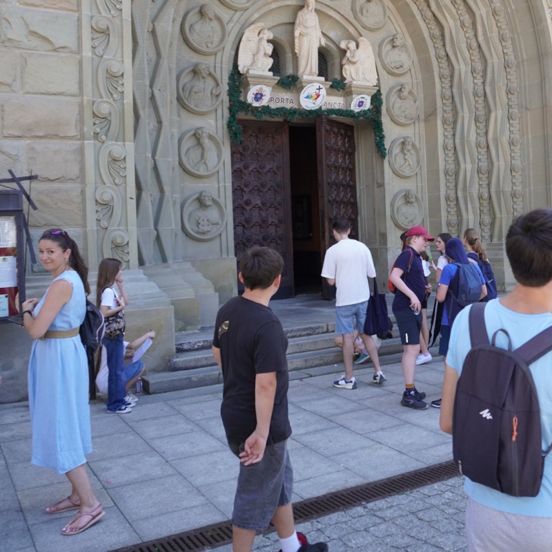 Uczniowie z nauczycielami przed Katedrą św. Mikołaja