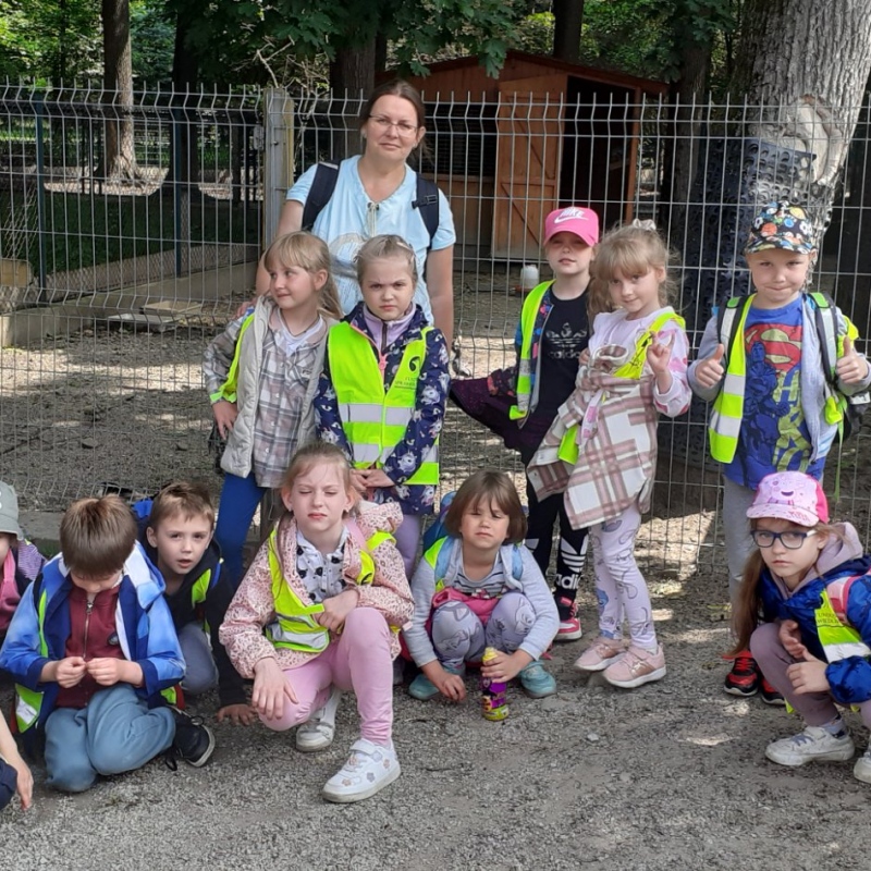 Zdjęcie dzieci w mini zoo z opiekunem