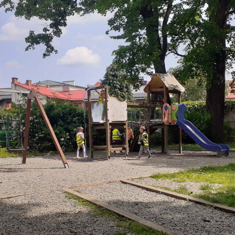 Dzieci na placu zabaw