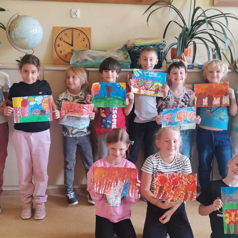 Uczniowie z klasy 2a prezentujący swoje prace plastyczne