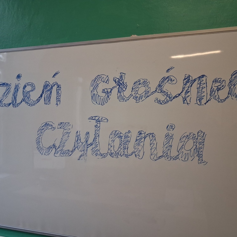 Napis na tablicy dzień głośnego czytania